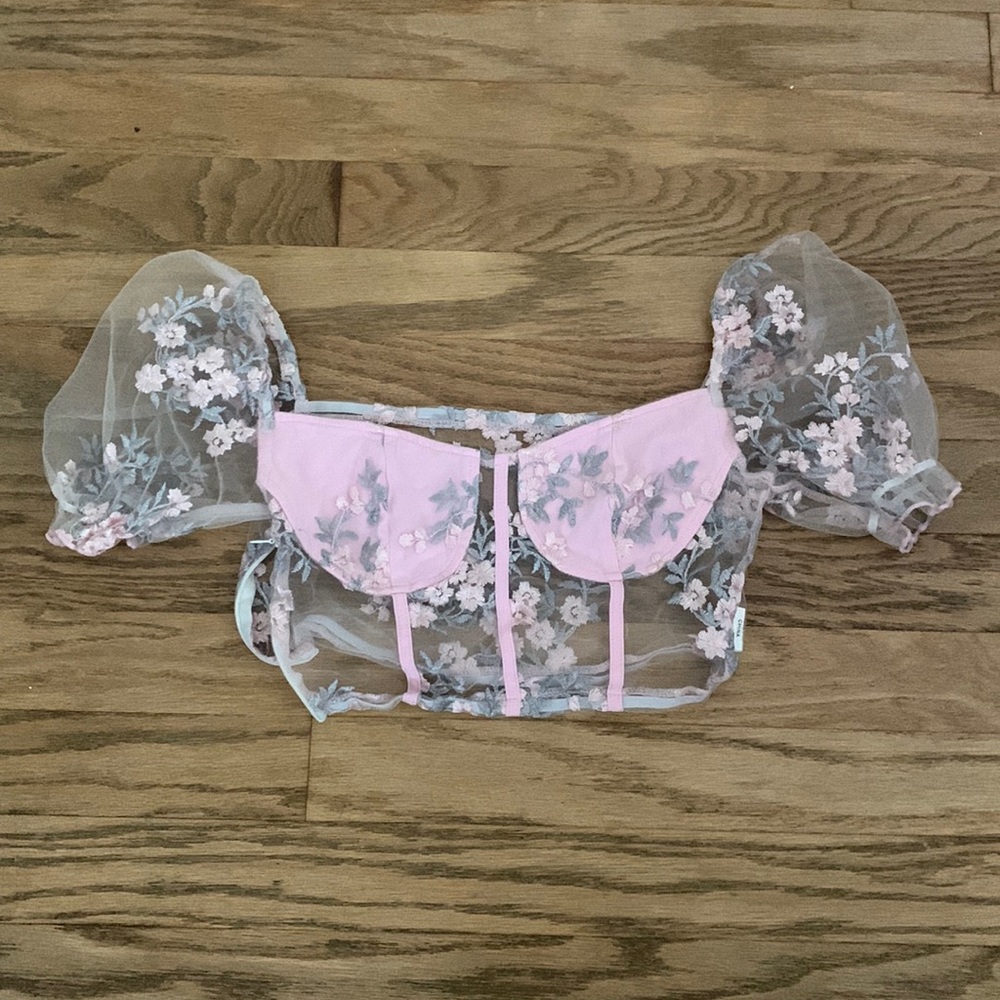 Crop top floral pattern with a side zipper for nice fit